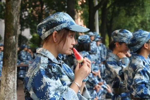 全校军训吃瓜,揭秘校园里的那些“瓜”事