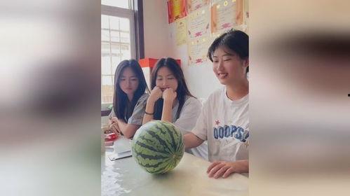 三姐妹吃瓜,欢乐时光里的甜蜜回忆