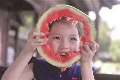 小可爱在吃瓜