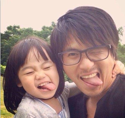 男人吃瓜吐舌好吗,趣味瞬间还是不雅举止？