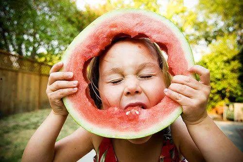 男人吃瓜吐舌好吗,趣味瞬间还是不雅举止？