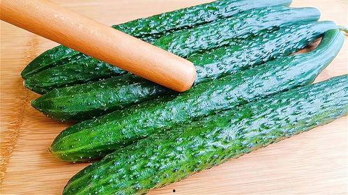 在酒店睡觉吃瓜