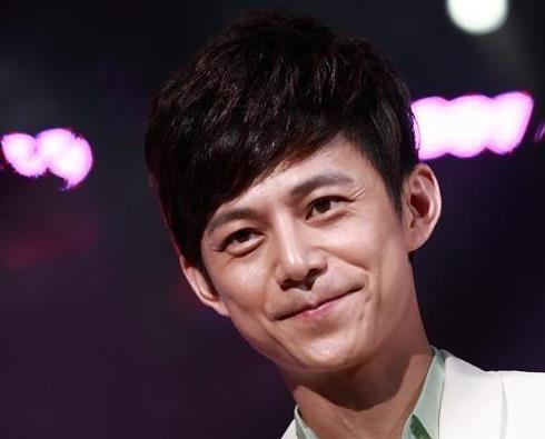 何炅瓜地吃瓜,趣味横生演绎夏日田园生活