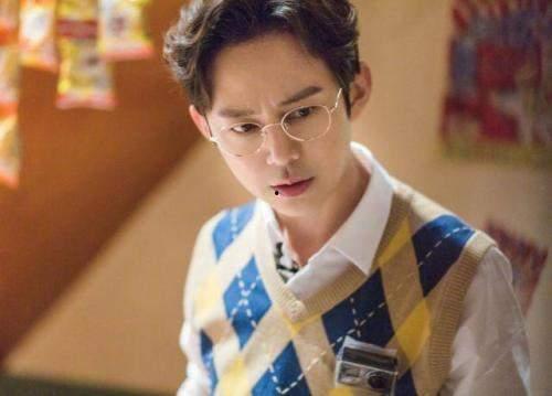 何炅瓜地吃瓜,趣味横生演绎夏日田园生活