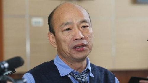 韩国瑜微笑吃瓜,展现亲和力与幽默感