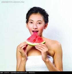 旅游吃瓜美女图片,吃瓜美女成风景线，镜头下的悠闲时光