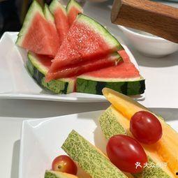 大丰收吃瓜,瓜果飘香，共享丰收喜悦