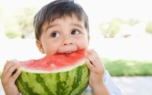 小朋友躺地板吃瓜,小朋友躺地吃瓜的欢乐时光