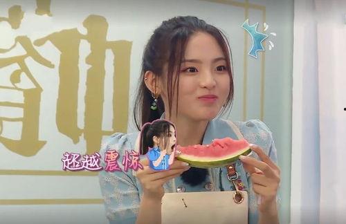 杨超越现场吃瓜,趣味横生瞬间引网友热议