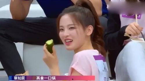 杨超越现场吃瓜,趣味横生瞬间引网友热议