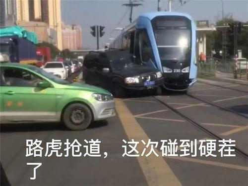 电车上吃瓜,揭秘城市生活里的闲聊时光