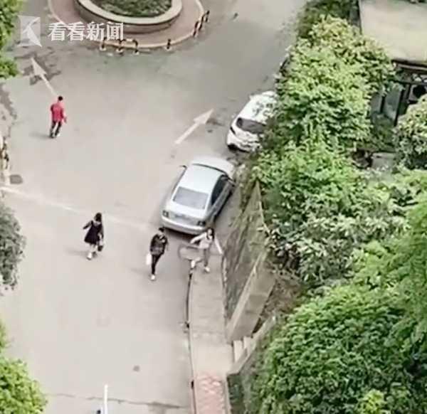 父母围观吃瓜视频,揭秘家庭教育新趋势