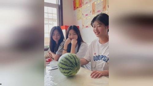 三姐妹吃瓜,欢乐时光里的甜蜜回忆