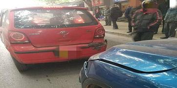 吃瓜致三车追尾,三车连环追尾事故惊心动魄