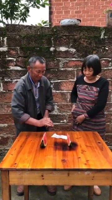 老头子吃瓜