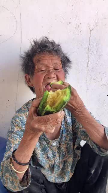东北妈妈吃瓜,揭秘东北家庭生活点滴