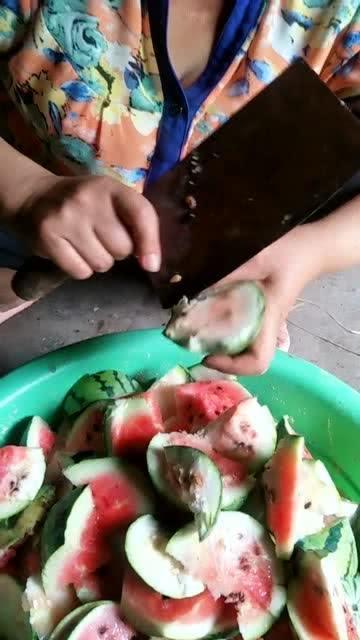 东北妈妈吃瓜,揭秘东北家庭生活点滴