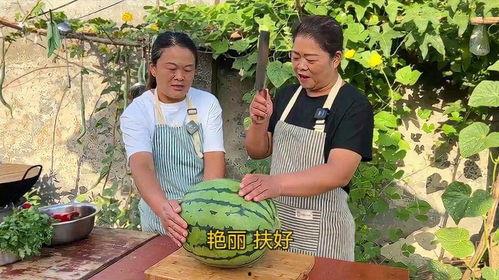 东北妈妈吃瓜,揭秘东北家庭生活点滴